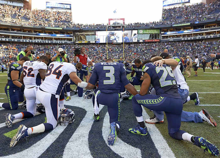 2014-0921-Russell-Wilson-prayer-X158681_TK1_1023.jpg